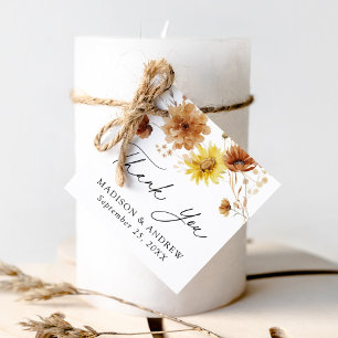 Rustik höstbröllop med solrosor och vilda blommor gåvor etiketter