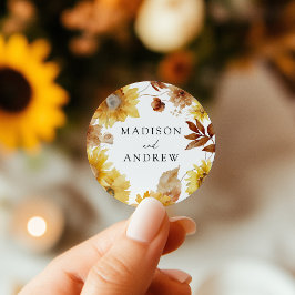 Rustik höstbröllop med solrosor och vilda blommor runt klistermärke