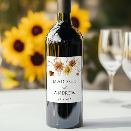 Rustik höstbröllop med solrosor och vilda blommor vinflaska etikett