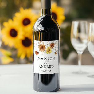 Rustik höstbröllop med solrosor och vilda blommor vinflaska etikett