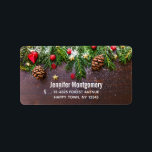 Rustik jul Bord med Gräs och Snö Adressetikett<br><div class="desc">Adressetiketter med ett strålfoto av brunt bord med pinekoner,  gräs nål,  snö och julprydnader. Festiv och underbar.</div>