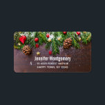 Rustik jul Bord med Gräs och Snö Adressetikett<br><div class="desc">Adressetiketter med ett strålfoto av brunt bord med pinekoner,  gräs nål,  snö och julprydnader. Festiv och underbar.</div>