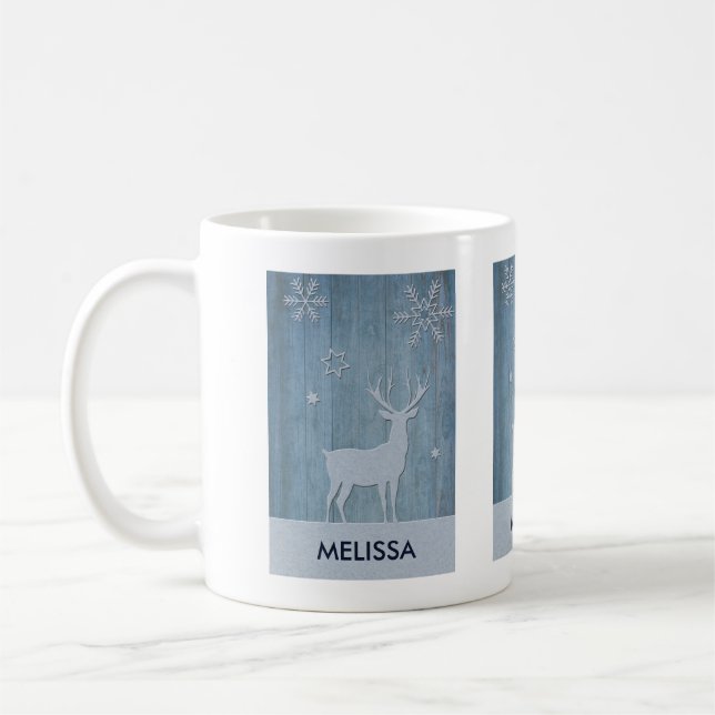 Rustik jul med blå träreindeer i landsbygdsmiljö kaffemugg (Vänster)