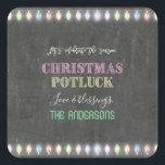 Rustik jul Potluck Chalkboard String Ljus Fyrkantigt Klistermärke<br><div class="desc">Rustic jul Potluck Chalkboard String Ljus. En färgstark och glatt design för inbjudan din vän att fira säsongen! Använda Anpassa verktyg om du vill lägga till information,  gör ändringar. Om du vill ha matchande artiklar går du till min jultursamling.</div>