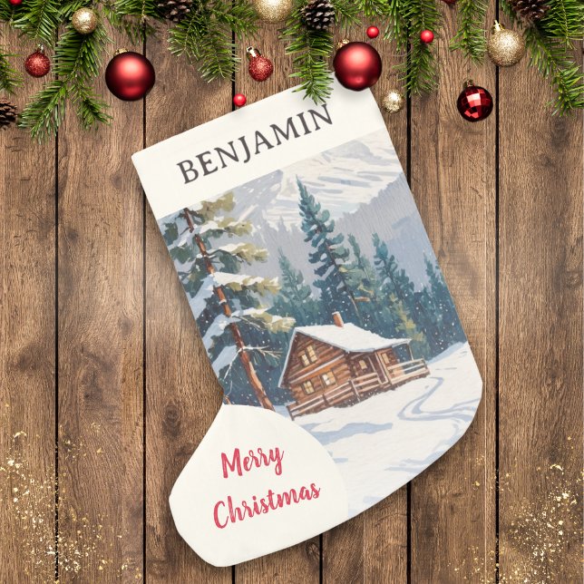 Rustik julstuga i vinterlandskap med snö God Jul Liten Julstrumpa (A Christmas stocking with picture of country cabin in snow, Merry Christmas greeting and custom name)