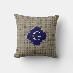 Rustik juteskåpslook, marinblå quatrefoil-monogram kudde