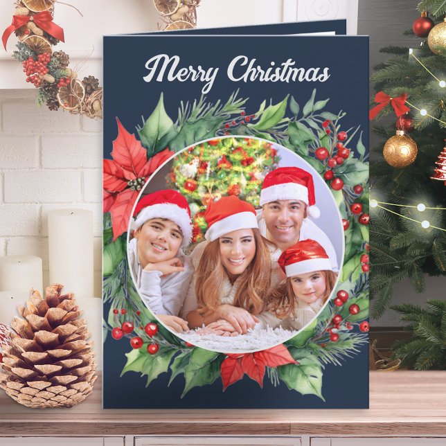 Rustik Krans Familjefoto Marinblå Jul Helgkort (A Christmas card in navy blue with custom photo, 'Merry Christmas' greeting, foliage and red berries)