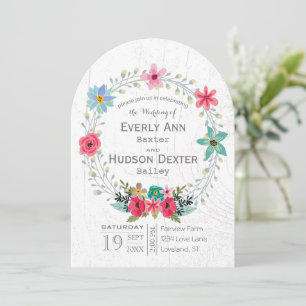 Rustik krans med blommor i gammalt trä från lada inbjudningar
