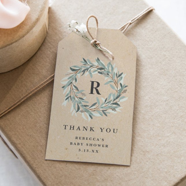 Rustik krans med monogram och grönska för baby sho presentetikett (Skapare uppladdad)