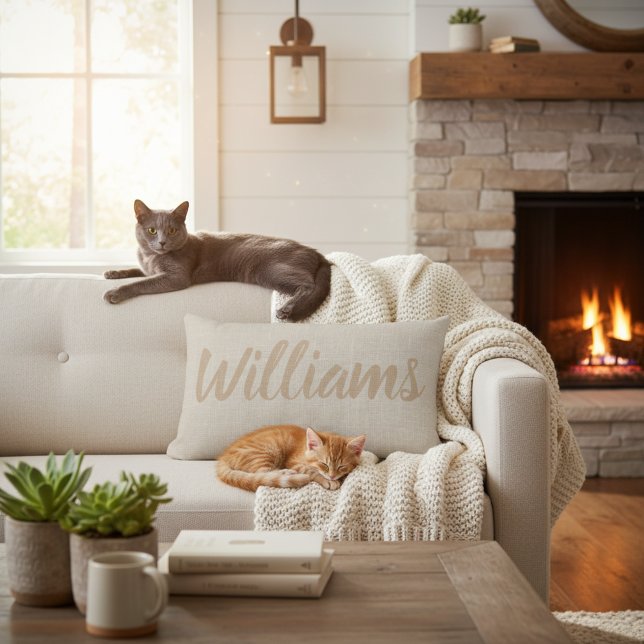 Rustik kudde med familjenamn i faux jute och kalli (Custom family name lumbar pillow. Farmhouse style housewarming gift idea.)