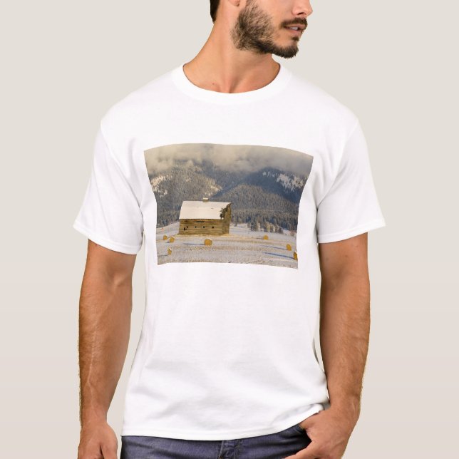 Rustik lada och höbalar efter ett färskt snöfall 2 t-shirt (Framsida)