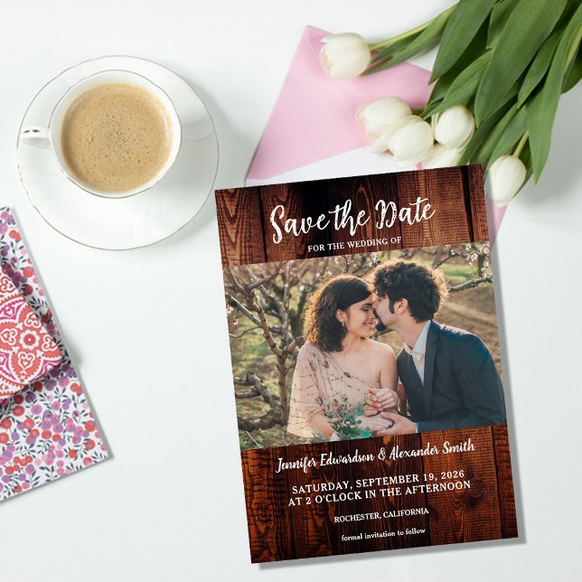 Rustik lada trä foto land spar datum inbjudningar (Rustic barn wood photo country save the date invitation.)