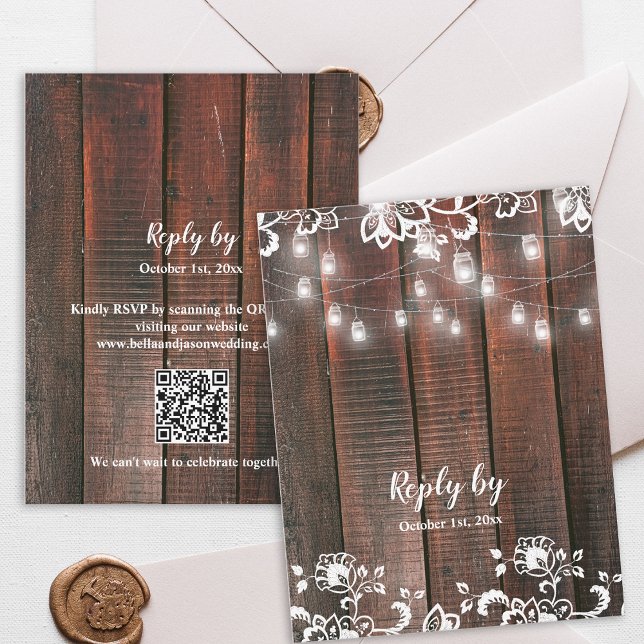 Rustik Lakanstyg i Trä QR Kod Sträng Ljus Bröllop OSA Kort (Rustic Wood String Lights Wedding RSVP Card | Barn Lace Wood QR Code RSVP)