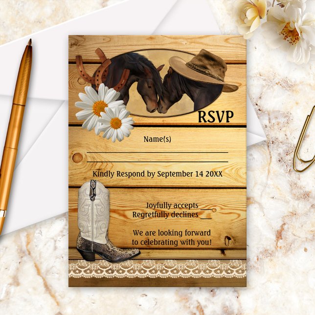 Rustik landsbygd västern hästar RSVP-kort Inbjudningar (Rustic wedding RSVP card featuring two romantic horses with a hat, cowboy boot, daisies and lace)