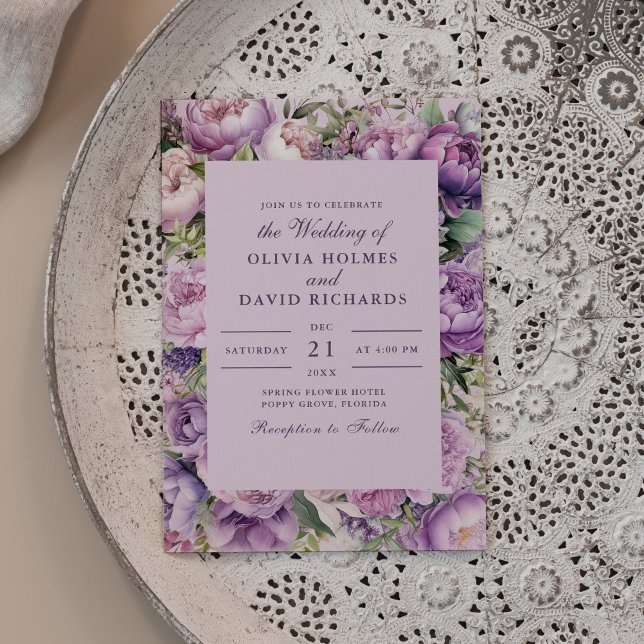 Rustik lila lavendel och peonny bröllopsinbjudan inbjudningar (Rustic Lilac Lavender and Peony Wedding Invitation on beautiful neutral boho plate.)