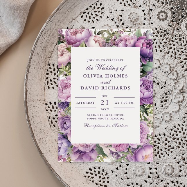 Rustik lila lavendel- och pionbröllopsinbjudan inbjudningar (Rustic Lilac Lavender and Peony Wedding Invitation on a neutral boho plate.)