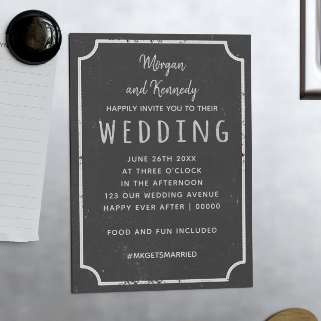 Rustik magnetisk bröllopsinbjudan på svart tavla (A magnetic wedding invitation with a casual rustic chalkboard vibe. Just add the details of yours)
