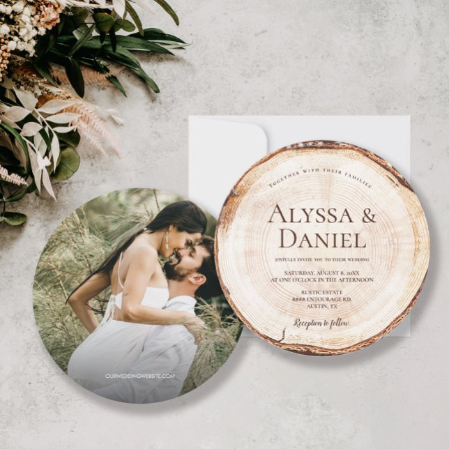 Rustik Modern Anpassningsbar Photo Unique Wood-kli Inbjudningar (Unique, trendy, rustic modern wedding invitation with photo on the back. Wood cut slice design.)