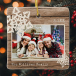 Rustik Modern Photo DIY Snowflake Family Namn Wood Julgransprydnad Keramik<br><div class="desc">Färsk fotokeramisk ornament med rustik modern papercut snöflingor och din egen anpassningsbar namn och år på en bondgård med bruna träskivor från stil. På baksidan finns en annan homemade papercut snowflake.</div>