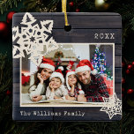 Rustik Modern Photo DIY Snowflake Family Namn Wood Julgransprydnad Keramik<br><div class="desc">Färsk fotokeramisk ornament med rustiskt modernt papercut snöflingor och din egen anpassningsbar namn och år på en gårdsplan för träskivor av mörken stil. På baksidan finns en annan homemade papercut snowflake.</div>