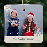 Rustik Modern Photo Snowflake Family Namn Ceramic Julgransprydnad Keramik<br><div class="desc">Färsk fotoornament med snöflingor och namn och år i din egen anpassningsbar. På baksidan finns en annan Krafty papercut-snöflake på trendigets dammiga grönt.</div>
