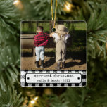 Rustik One Photo Vintage Play Anpassningsbar jul Julgransprydnad Keramik<br><div class="desc">Vi presenterar vår Rustic One Photo Vintage Play Anpassningsbar jul Ceramic Ornament, ett härligt tillägg till din helgdag-dekoration. Detta prydnadsföremål förenar på ett vackert sätt klassiskt och modernt inslag, skapar det som en perfekt som passar för en mysigt och nostalgisk julstämning. Med en tidlös svart gingham mönster lägger den här...</div>