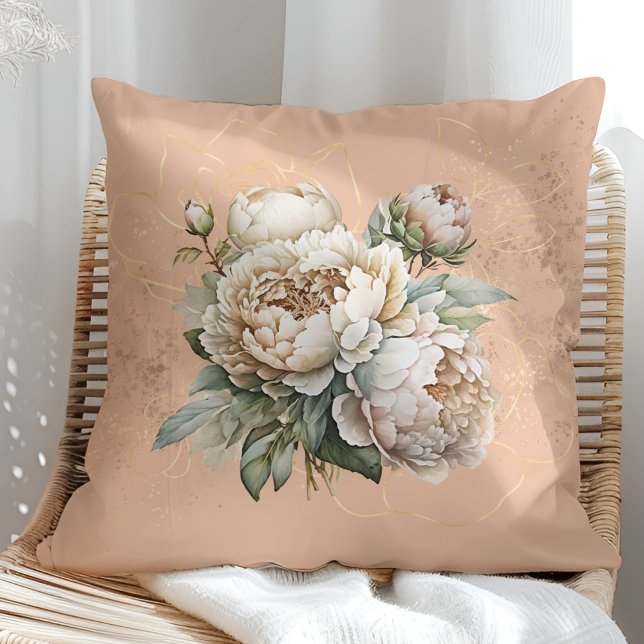 Rustik persisk dyn med gyllene och rosafärgade peo kudde (Rustic Peach Pillow with Golden and Blush Peonies in a sunny rattan armchair.)