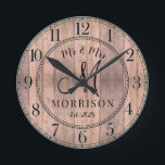 Rustik Personlig Bröllop Nygifta Rund Klocka<br><div class="desc">En rustik modern ladugårdsträ shiplap-monogrammerad väggklocka för bröllop med datum och namn på de nygifta.</div>