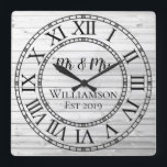 Rustik Personlig Grå Trä Anpassad Fyrkantig Klocka<br><div class="desc">Vacker, unik och personlig design med ett falskt rustikt grått trämönster med svart personlig information med hans och hennes namn i ett överlagrat script-teckensnitt och efternamn och etableringsår i ett fetstil script med tryckt träeffekt i bakgrunden. Anpassa denna klocka genom att lägga till din personliga information. Blir en fin bröllops-,...</div>