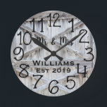 Rustik Personlig Grått Wood Anpassningsbar Rund Klocka<br><div class="desc">En vacker, unik, naturnära personlig-design har ett faux-rustic grått-trä med svartfärgning av hans och hennes namn i en teckenövertäckningsdesign och det efternamn och år som fastställts i ett fet skript med tryckt träeffekt som bakgrund. Anpassa klockan genom att lägga till din personliga information. Gör ett underbart bröllop, en årsdag eller...</div>