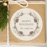 Rustik Pinecone God Jul Helgdag Runt Klistermärke<br><div class="desc">Skicka helgdag till din familj och dina vänner. Den här konstruktionen har vattenfärgen gräs maj och röda bär på en faux burlap canvas struktur bakgrund. Om du vill ha en mer avancerad anpassning av den här designen klickar du på knappen Anpassa. Matchande objekt är också tillgängliga.</div>
