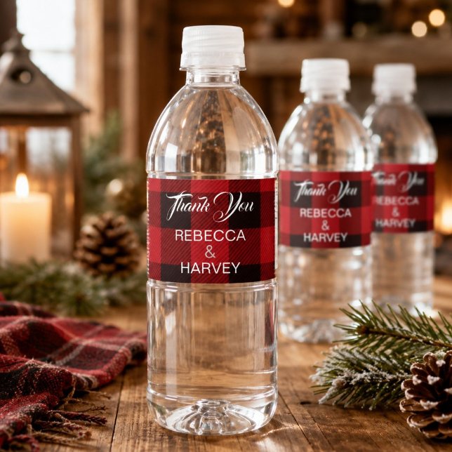 Rustik röd buffelmönstrad jul vinttenbröllop  vattenflaskor etikett (Rustic Red buffalo plaid Christmas winter wedding favor Water Bottle Label)