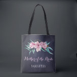 Rustik rosa blommigt bröllop mor av brud tygkasse<br><div class="desc">Rustic elegant vår eller bröllop snyggt bridesmaid/maid of honor/blomma tote i säcken på mörken midnattskartong med vacker rosa magnolias bouquets med mynta eucalyptus foliage i grönt. Anpassa den med namn på framsidan och med brudgummens och brudgummens namn och bröllop på baksidan. Du kan anpassa det genom att ändra typsnitt och...</div>