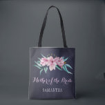 Rustik rosa blommigt bröllop mor av brud tygkasse<br><div class="desc">Rustic elegant vår eller bröllop snyggt bridesmaid/maid of honor/blomma tote i säcken på mörken midnattskartong med vacker rosa magnolias bouquets med mynta eucalyptus foliage i grönt. Anpassa den med namn på framsidan och med brudgummens och brudgummens namn och bröllop på baksidan. Du kan anpassa det genom att ändra typsnitt och...</div>