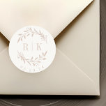 Rustik Rosa Monogram för utandning av botaniskt Br Runt Klistermärke<br><div class="desc">Anpassningsbar-designade botaniska bröllop monogramklistermärken med elegant dammig andedräkt från ro med initialer och bröllop på rosans vita beige neutralt bakgrund. Perfekt för bröllop spara datum,  kuvert,  bröllopsförmånspaket med mera.</div>