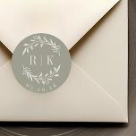 Rustik Sage Botaniskt utandningsprogram Bröllop Mo Runt Klistermärke<br><div class="desc">Anpassningsbar-designade botaniska bröllop monogramklistermärken med elegant vit beige-andedräkt med parets initialer och bröllop-datum på sädesbakgrunden i färg. Perfekt för bröllop spara datum,  kuvert,  bröllopsförmånspaket med mera.</div>