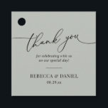Rustik Saggrön Enkel Tack Gåvor Etiketter<br><div class="desc">Designad för att samordna med vår Romantiska Skript bröllopssamling,  denna anpassningsbara tagg,  har en kalligrafi grafisk tack,  i kombination med en klassisk serif-teckensnitt i svart. Matchande artiklar finns.</div>