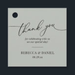 Rustik Saggrön Enkel Tack Gåvor Etiketter<br><div class="desc">Designad för att samordna med vår Romantiska Skript bröllopssamling,  denna anpassningsbara tagg,  har en kalligrafi grafisk tack,  i kombination med en klassisk serif-teckensnitt i svart. Matchande artiklar finns.</div>