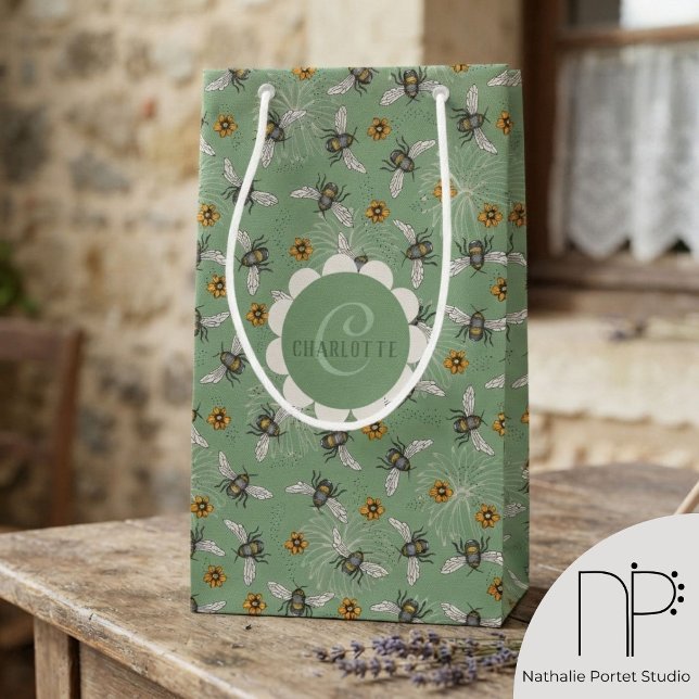 Rustik Salviagrön Könsneutral Bina (Monogram and name sage green gift bag features hand-drawn honeybees and Spring flowers for birthday )