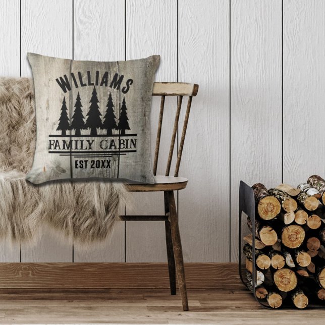 Rustik Skogs Personlig Familj Stugans Namn Est Kudde (Rustic Forest Personalized Family Cabin Name Est Throw Pillow)