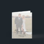 Rustik skript Foto Modern Bröllop Tack Kort<br><div class="desc">Tack vare det moderna fotot-bröllop-kortet har du en enkel design med "tack" i en rustisk stil-skripttypografi tillsammans med din namn och bröllop-dejt över bild med ett ogenomskinligt överlägg. Den här eleganten tackar du kortet med en minimalistisk layout är underbart för alla stil i bröllop.</div>