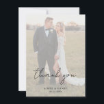 Rustik skript Foto Modern Bröllop Tack Kort<br><div class="desc">Tack vare det moderna fotot-bröllop-kortet har du en enkel design med "tack" i en rustisk stil-skripttypografi tillsammans med din namn och bröllop-dejt över bild med ett ogenomskinligt överlägg. Den här eleganten tackar du kortet med en minimalistisk layout är underbart för alla stil i bröllop.</div>