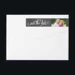 Rustik skriptkalkylkortsfoto Spara datum Etikettband<br><div class="desc">Personligt bröllp sparar datumomslutningsfunktionen returetiketter med vitskript med plats för ett foto och en returadress. Bakgrunden har ett svart utseende på stil som texturerats med en svart kritpanel.</div>