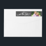 Rustik skriptkalkylkortsfoto Spara datum Etikettband<br><div class="desc">Personligt bröllp sparar datumomslutningsfunktionen returetiketter med vitskript med plats för ett foto och en returadress. Bakgrunden har ett svart utseende på stil som texturerats med en svart kritpanel.</div>