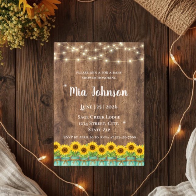 Rustik Solros Glasburk Baby Shower Inbjudan (Rustic Sunflower Baby Shower Invitation: Charming farmhouse wood, fairy lights, & floral mason jar.)