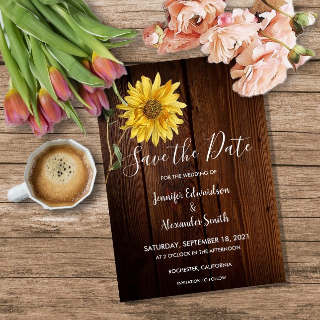 Rustik solros på lada trä countrybröllop spara datumet (Rustic sunflower on barn wood country wedding save the date card. For your rustic country wedding.)