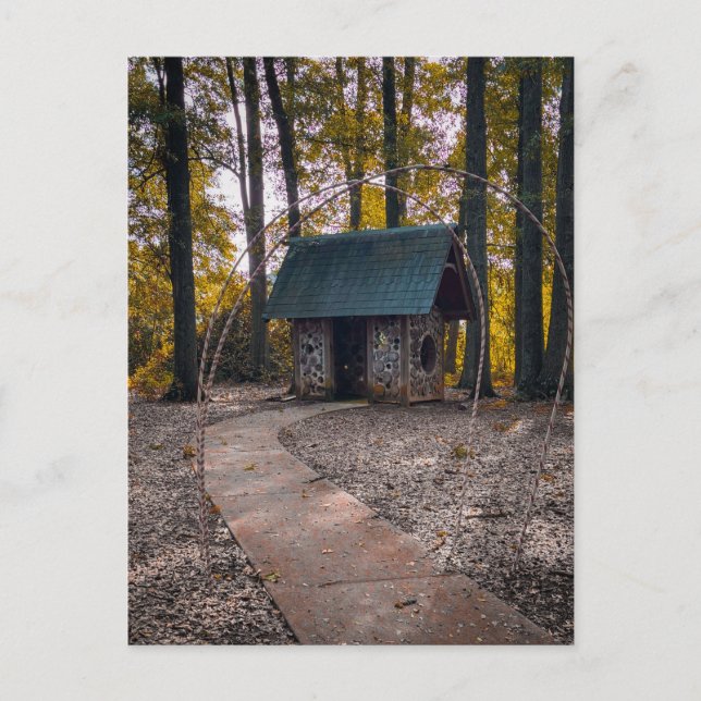 Rustik stugaboende i skogen med stig av sten vykort (Framsida)