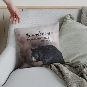 Rustik svart björn skogsstuga inredning monogram  kudde