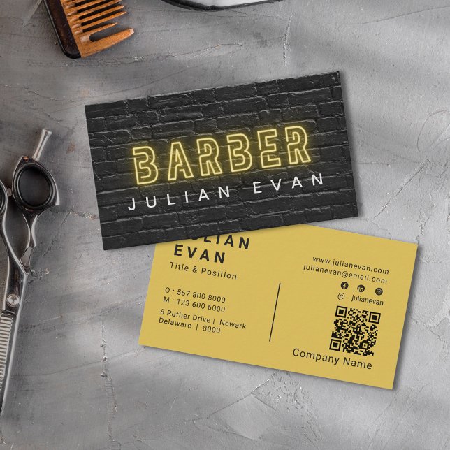 Rustik Svart Tegelvägg Neon Typografi Barberare Visitkort (Rustic Black Brick Wall Yellow Typography Barber Business Card)