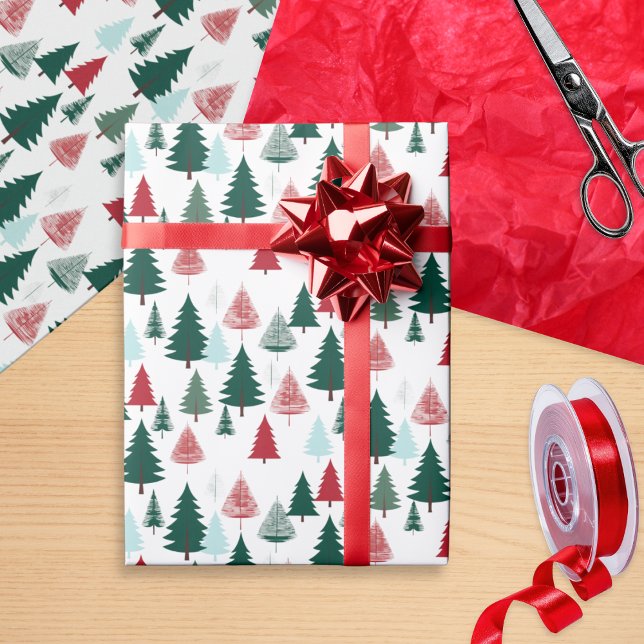 Rustik tallskogs Scandi julgransmönster Presentpapper (Christmas gift wrapping paper, patterned with red, green and mint pine trees on a white background)